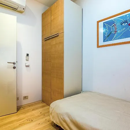 Apartment Stunning In With 3 Bedrooms, Wifi And Swimming Pool