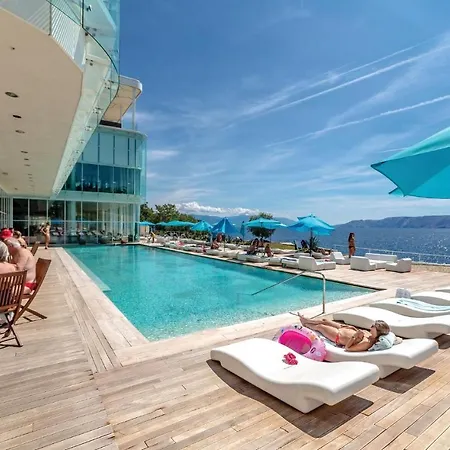 Apartment Stunning In With 3 Bedrooms, Wifi And Swimming Pool
