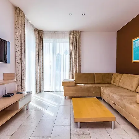 Stunning In With 3 Bedrooms, Wifi And Swimming Pool Apartment