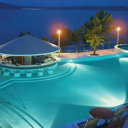 Stunning In With 3 Bedrooms, Wifi And Swimming Pool Apartment *