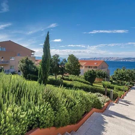 Stunning In With 3 Bedrooms, Wifi And Swimming Pool Novi Vinodolski