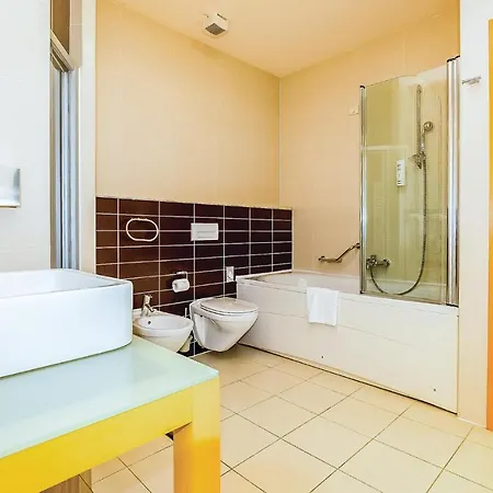 Apartment Stunning In With 3 Bedrooms, Wifi And Swimming Pool Novi Vinodolski