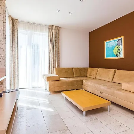 Stunning In With 3 Bedrooms, Wifi And Swimming Pool Apartment *
