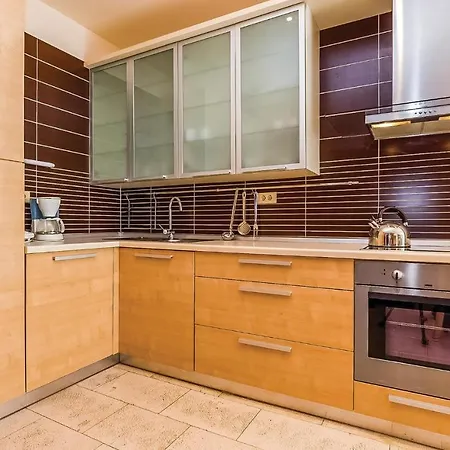 Stunning In With 3 Bedrooms, Wifi And Swimming Pool Novi Vinodolski