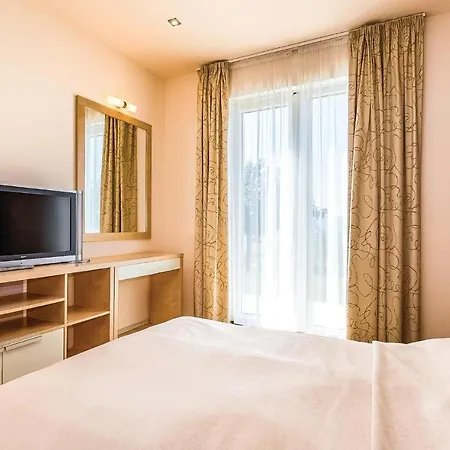 Stunning In With 3 Bedrooms, Wifi And Swimming Pool Apartment