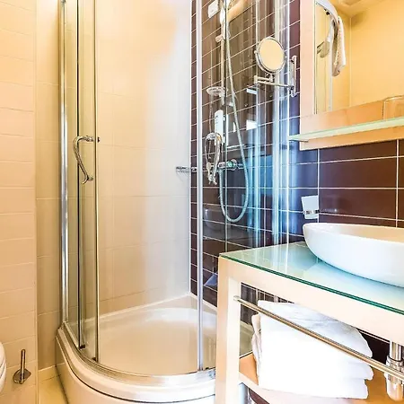 Apartment Stunning In With 3 Bedrooms, Wifi And Swimming Pool Novi Vinodolski