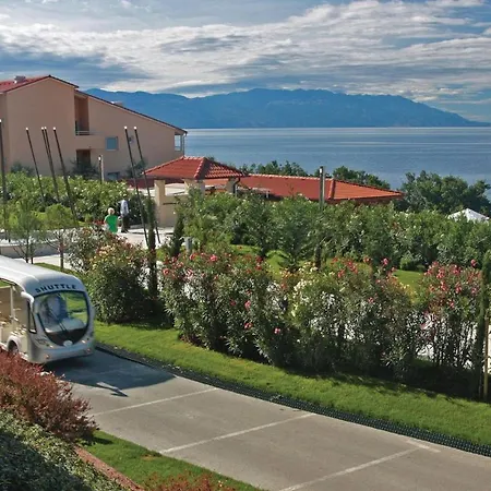 Stunning In With 3 Bedrooms, Wifi And Swimming Pool Novi Vinodolski