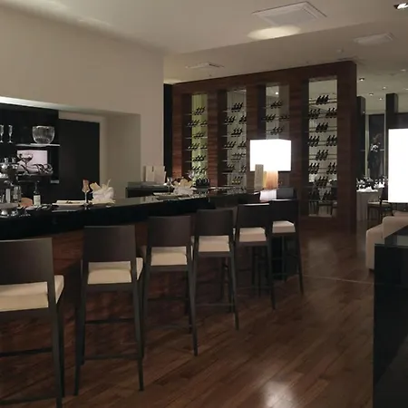 Stunning In With 3 Bedrooms, Wifi And Swimming Pool Apartment *