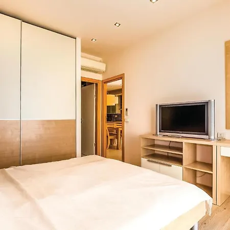 Apartment Stunning In With 3 Bedrooms, Wifi And Swimming Pool